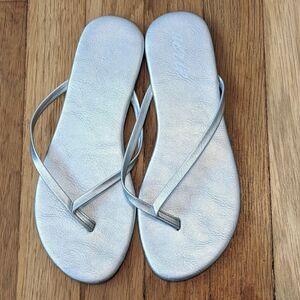Aerie Silver metallic thong flip flop sandals